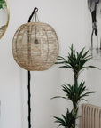 lampadaire métal noir avec abat-jour rotin