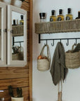 Rangement mural tressé avec crochets dans un atelier - décoration naturelle artisanale