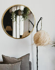 Suspension boule fibre de palmier sur potence métal noir dans un salon cosy – COSYDAR