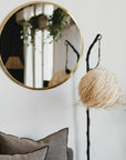 Suspension boule fibre de palmier sur potence métal noir dans un salon cosy – COSYDAR