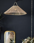 Suspension ombrelle corde de palmier naturelle dans un salon au style naturel avec miroir doré - création Cosydar