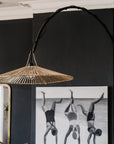 Suspension ombrelle ajourée corde de palmier naturelle sur pied de lampe métal noir - création Cosydar