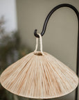 Support TEKU métal noir avec suspension raphia forme parasol - lampe de table artisanale