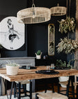 Suspension tambour palmier LID au-dessus d'une table à manger style bohème – COSYDAR
