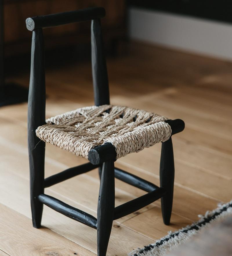 Petite Chaise en bois peint en noir