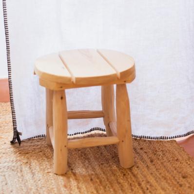 Petite table en bois brut