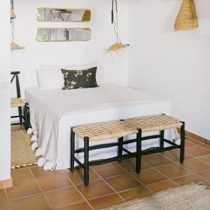 Bancs en bois tresss en fibre naturelle