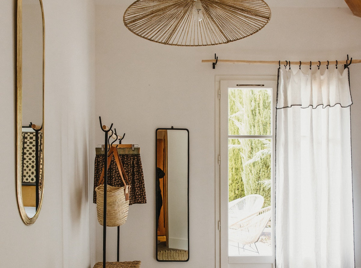 Tringle en bois et métal noir au-dessus d'une porte-fenêtre dans un intérieur déco naturel