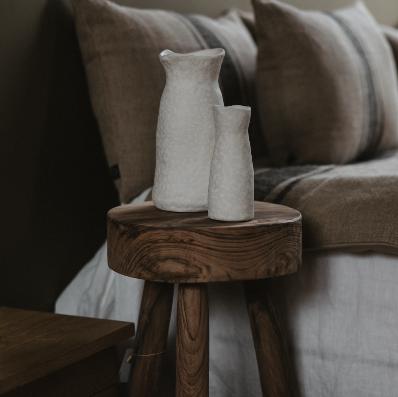 Vases décoration posé sur une table en bois de noyer COSYDAR