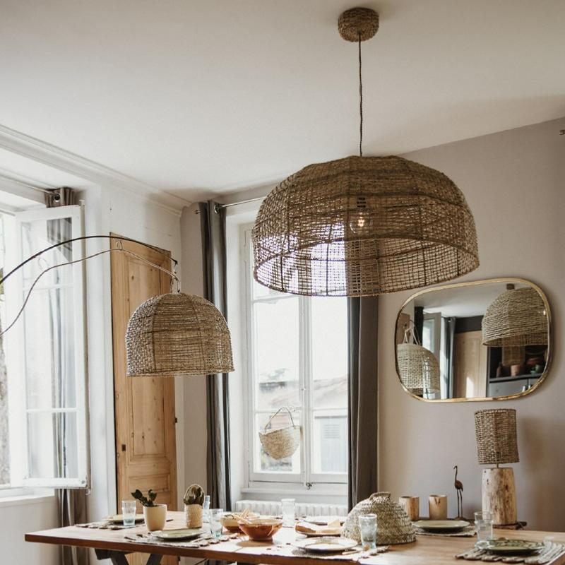 Luminaires supensions tressés en corde de palmier mis en situation au dessus d'une salle à manger