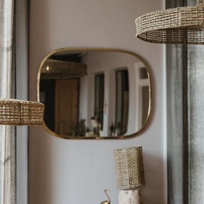 Miroir doré en laiton accroché à un mur dans une cuisine