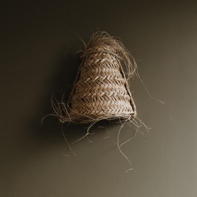 Applique murale tressée en Alfa accrochée à un mur pour une ambiance bohéme chic COSYDAR