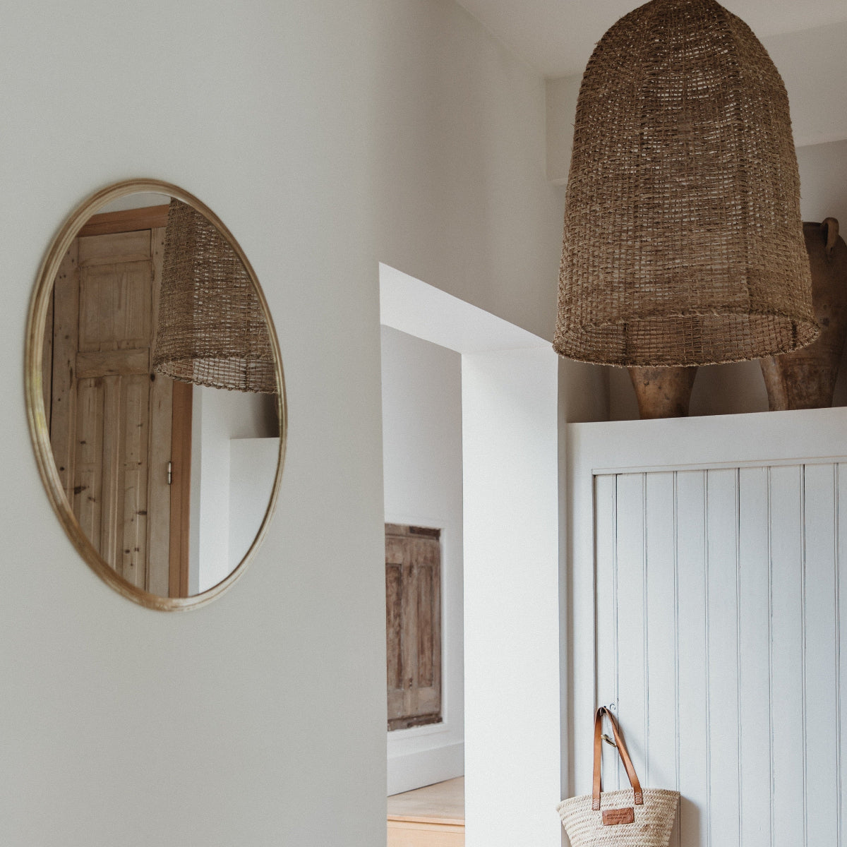 Miroir Rond Doré en Laiton mis en situation dans une entrée bohéme