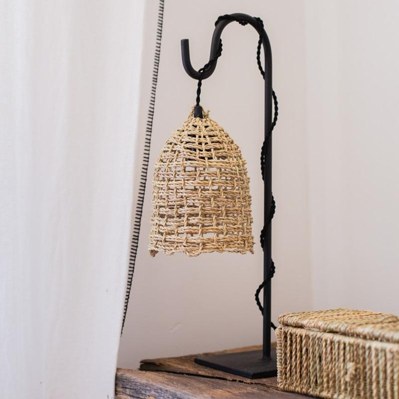 Pied de lampe en metal avec une suspension tressée en fibre naturelle
