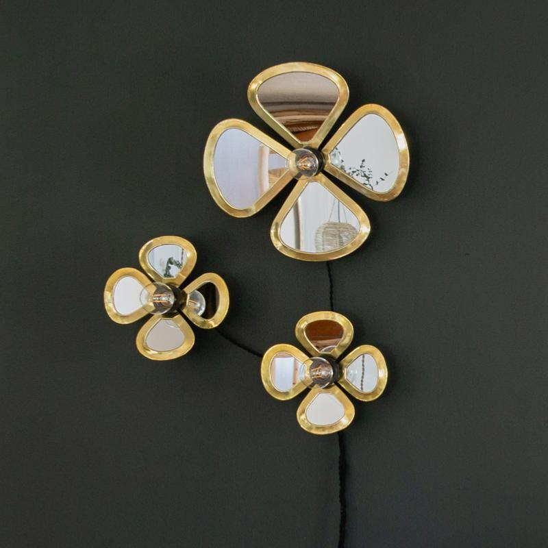 Les appliques murales LULE laiton doré en tailles différentes accrochées sur mur sombre - création Cosydar