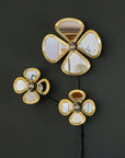 Les appliques murales LULE laiton doré en tailles différentes accrochées sur mur sombre - création Cosydar