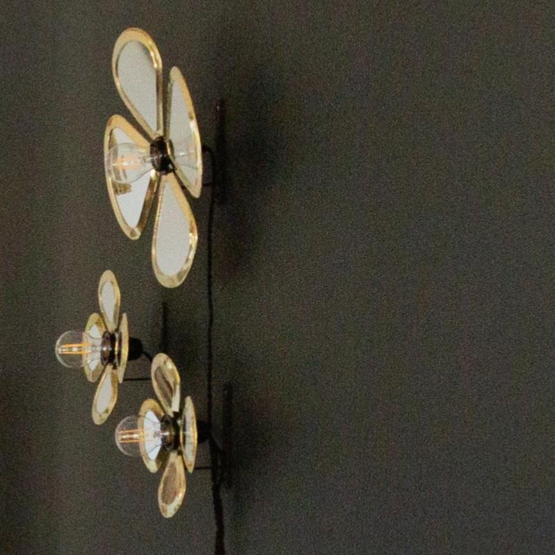 Composition de 3 appliques murales LULE laiton doré en tailles différentes sur mur sombre - création Cosydar