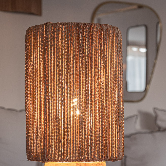 Détail du tressage et lumiére de l'abat jour tressé en corde