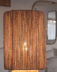 Détail du tressage et lumiére de l'abat jour tressé en corde