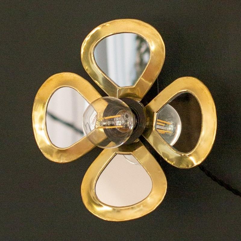 Détail pétale arrondi applique murale LULE laiton doré travaillé à la main - création Cosydar