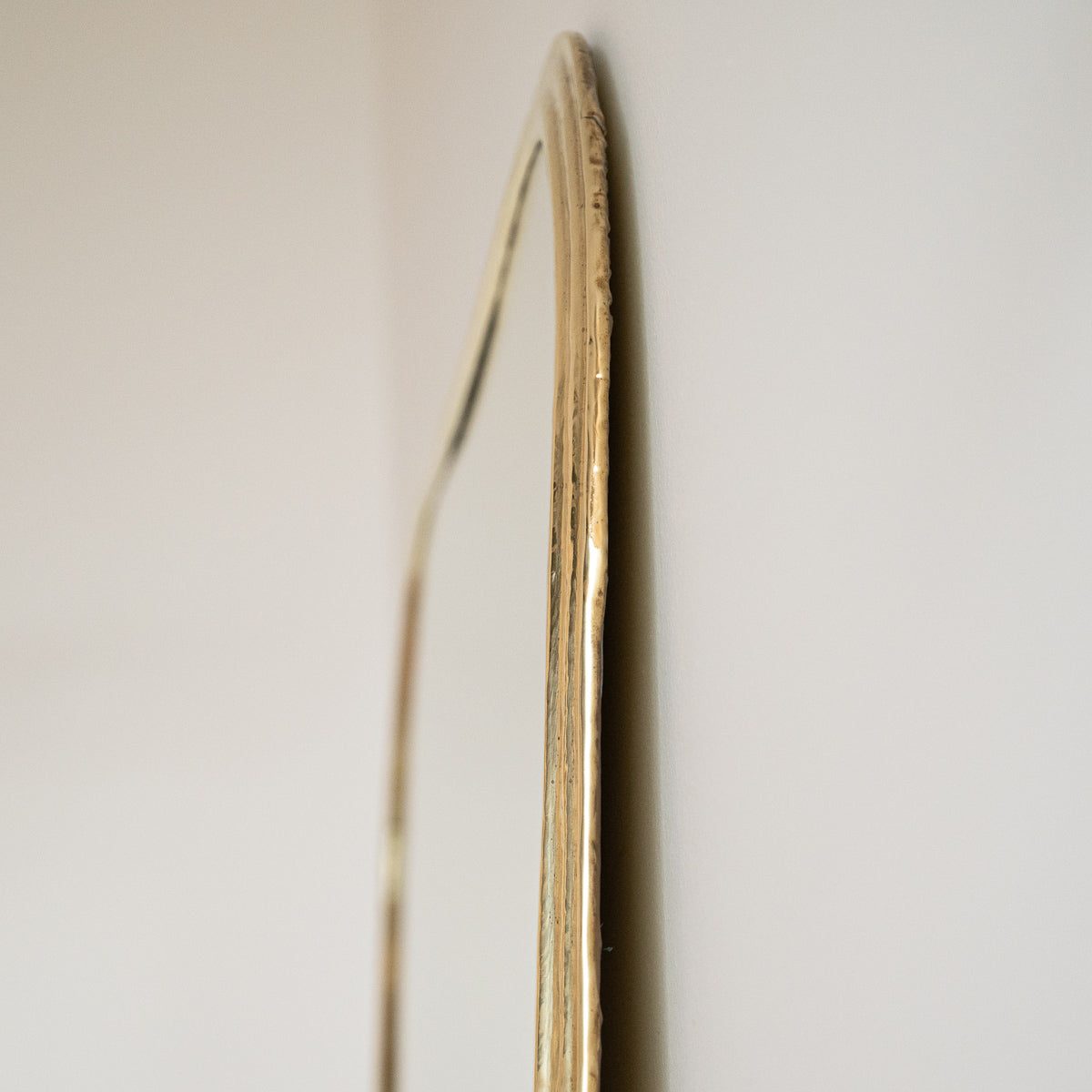 Arrière du miroir AURA avec anneaux d’accroche intégrés