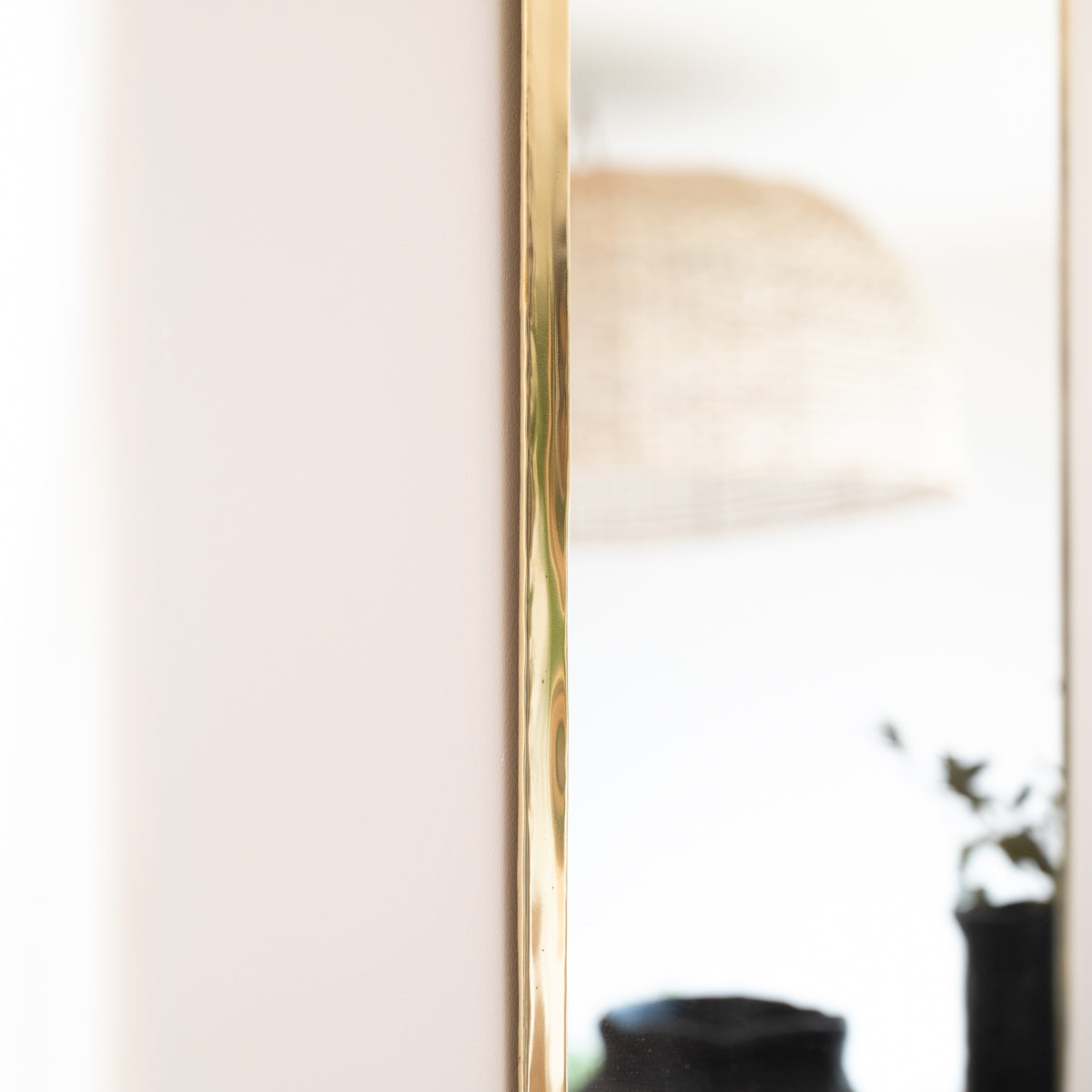 Détail du cadre en laiton doré du grand miroir DOA