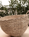 Panier avec anses tressé en corde de palmier posé sur une table à l'extérieur - Gamme Zen de Cosydar