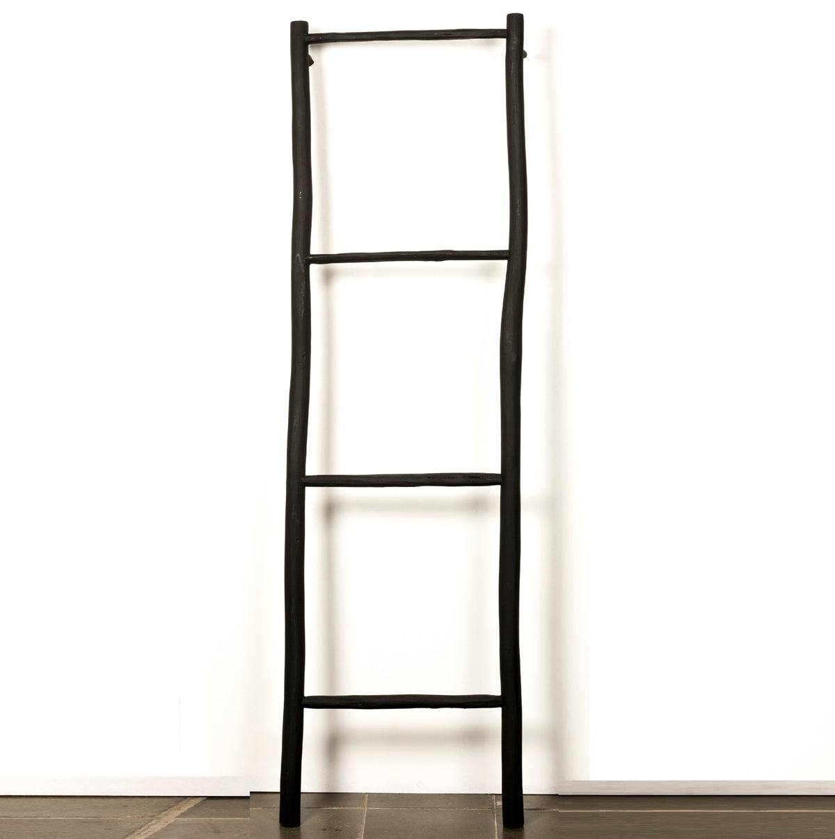 Échelle décorative noire en bois avec 4 barreaux - détail de la structure