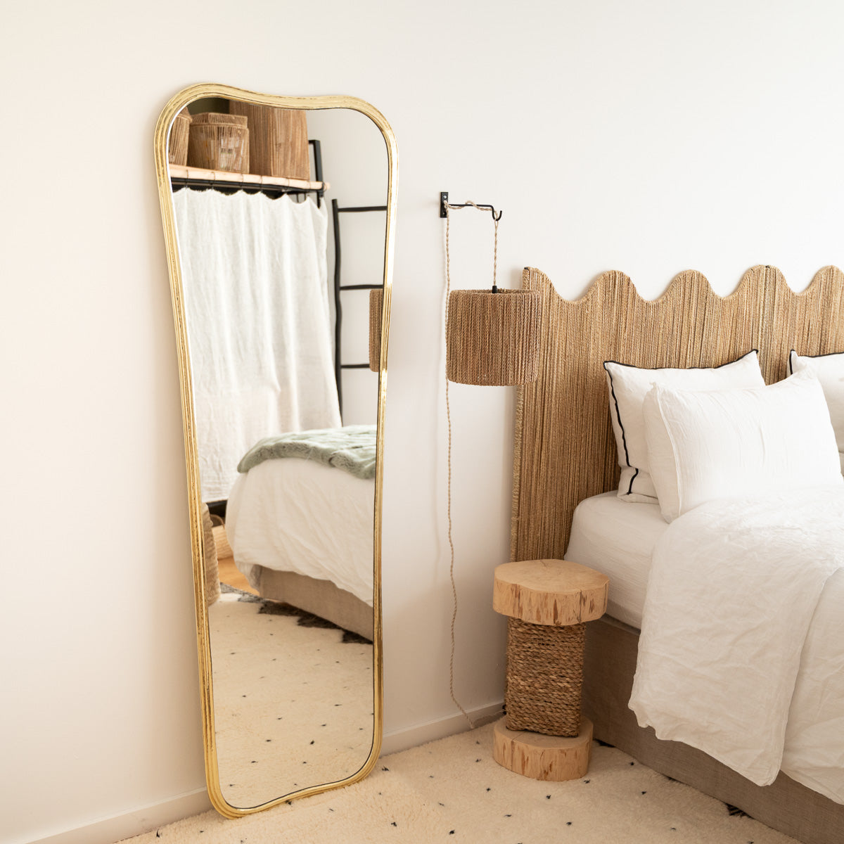 Grand miroir vertical en laiton doré fait main AURA – format plein pied