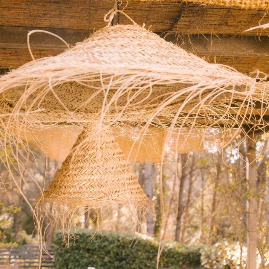 Suspension tressée en fibre naturelle Alfa PARASOL créant une lumière douce