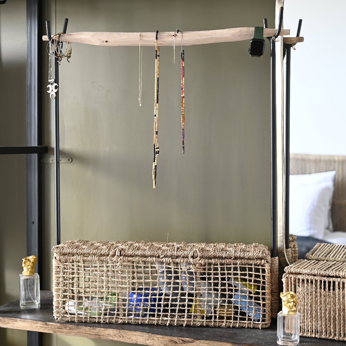 Petit portant Cosydar en métal, bois et corde de palmier tressée, avec malle de rangement naturelle. Objet artisanal pour la maison, la salle de bain ou la boutique.