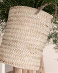 Panier presenté comme cache pot accroché sur un bâton en bois