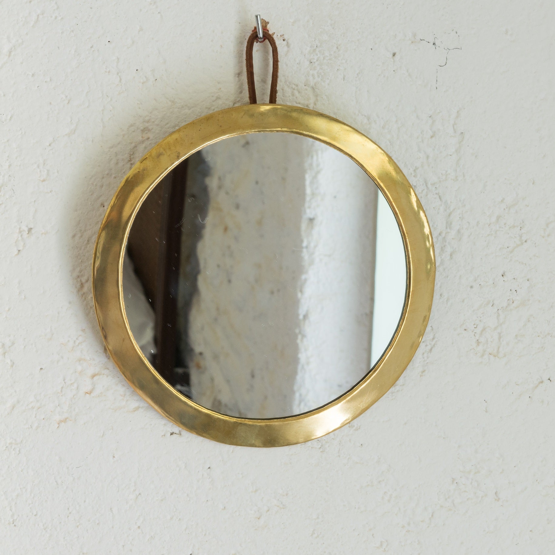 Petit miroir artisanale en laiton accroché au mur
