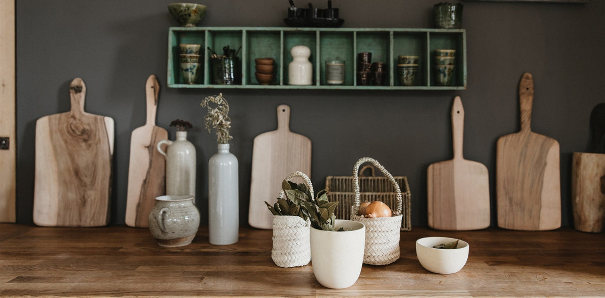 Planches à dècouper artisanales en bois de noyer mises en sitiation dans une cuisine méditerranéenne