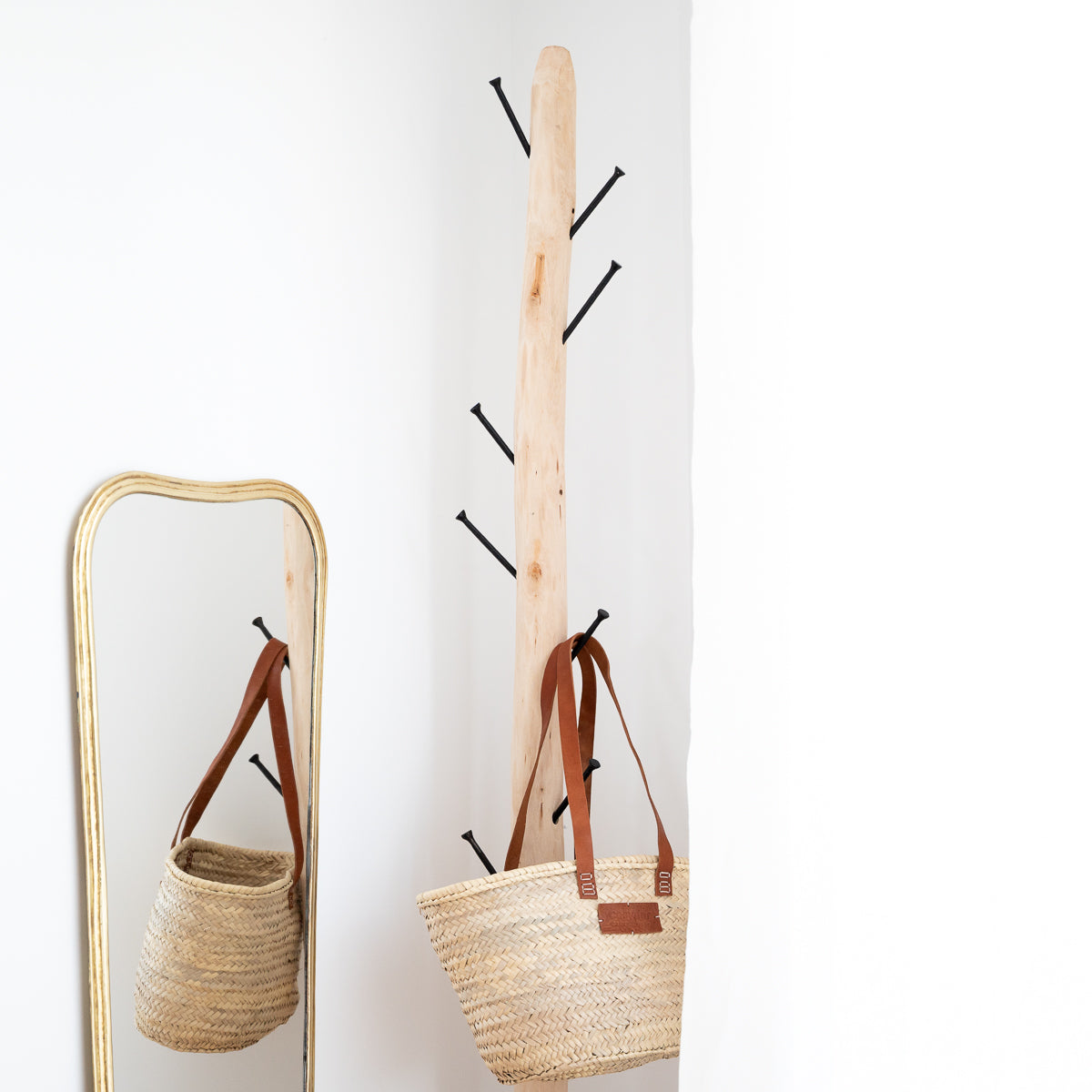 Porte-manteau bois naturel 2m avec crochets métalliques, paniers tressés suspendus et miroir doré