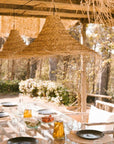 Suspension cloche évasée en fibres naturelles suspendue sous pergola