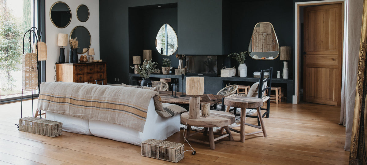 Salon méditerranéen avec miroirs en laiton, lampes en raphia, paniers tressés et mobilier en bois fait main Cosydar