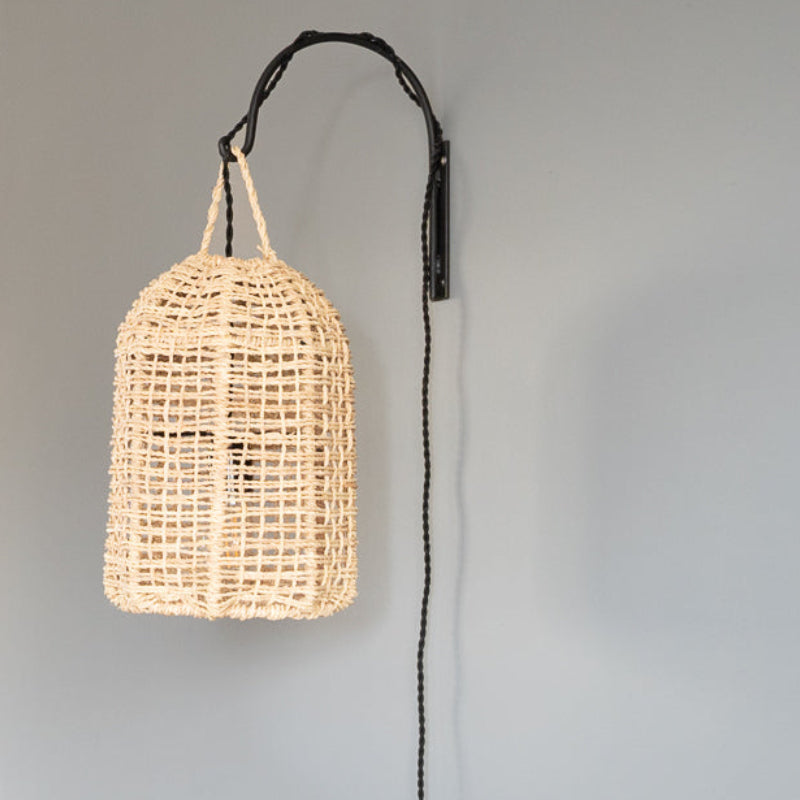 Suspension artisanale suspendue à une patère murale avec crochet en metal