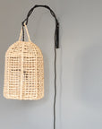 Suspension artisanale suspendue à une patère murale avec crochet en metal