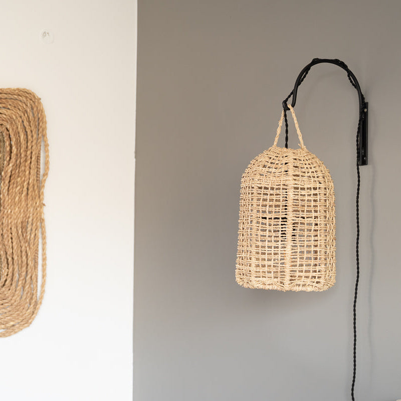 Luminaire artisanale suspendue à une patère murale avec crochet en metal