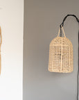 Luminaire artisanale suspendue à une patère murale avec crochet en metal