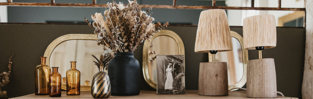 Vases en céramique artisanale – modèles minimalistes noirs ou blancs mats, parfaits pour fleurs séchées ou fraiches.