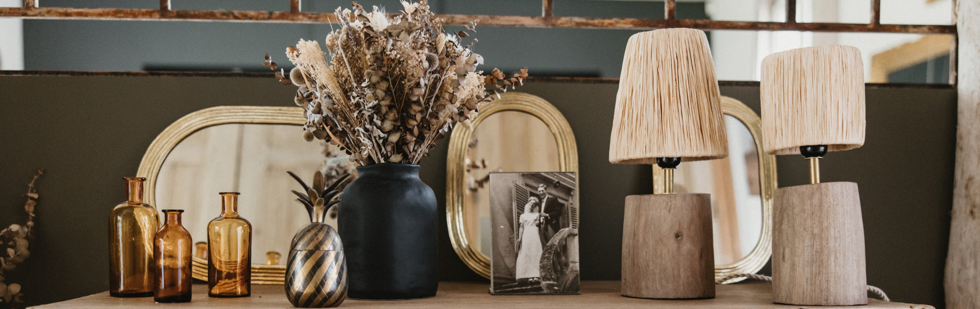 Vases en céramique artisanale – modèles minimalistes noirs ou blancs mats, parfaits pour fleurs séchées.