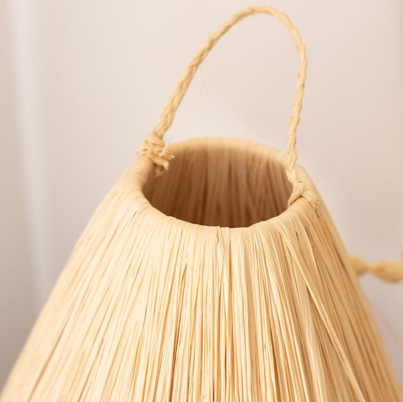 Détail intérieur abat-jour conique raphia naturel filé – lampe TANA SCULPT – Cosydar