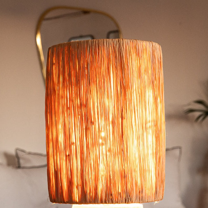 Lampe chevet TANA NOIR allumée – lumière douce enveloppante raphia filé ambiance bohème chaleureuse