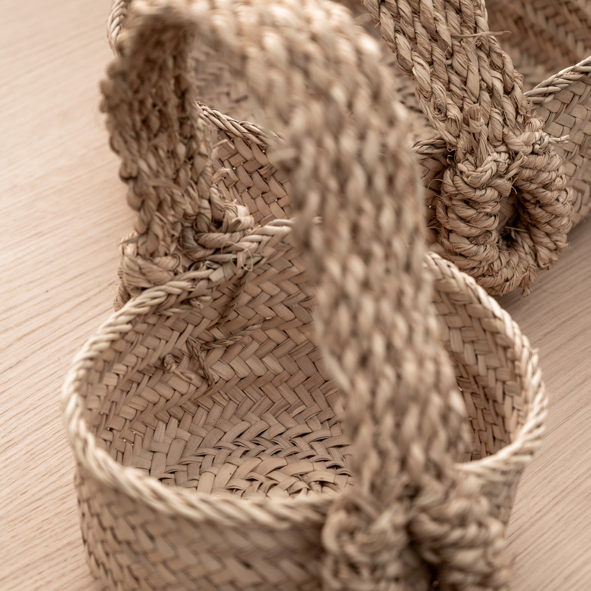 Détail de la Anse tressée d’un panier ARTISAN en palmier naturel