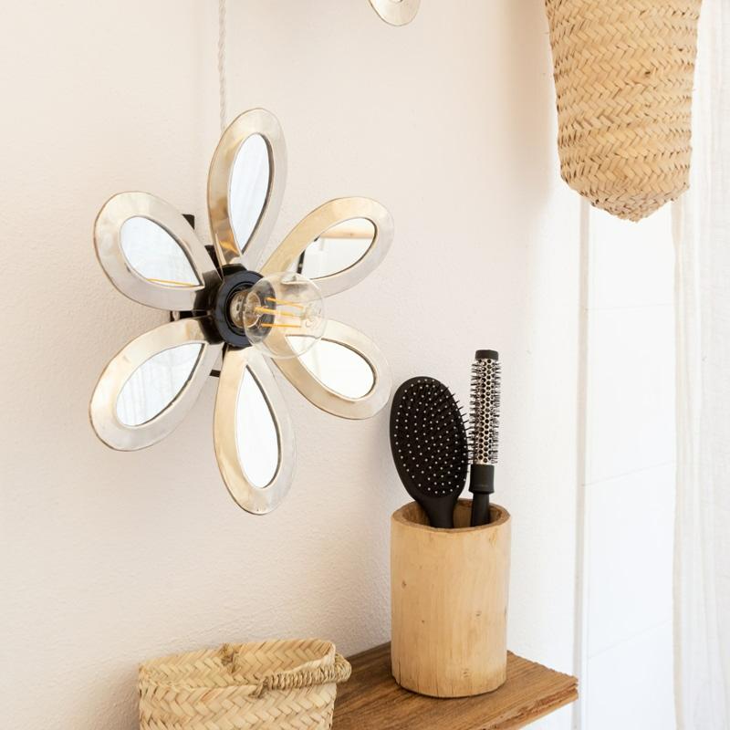 Applique murale miroir LULE fleur maillechort argenté 30cm dans une salle de bain au style naturel - création Cosydar