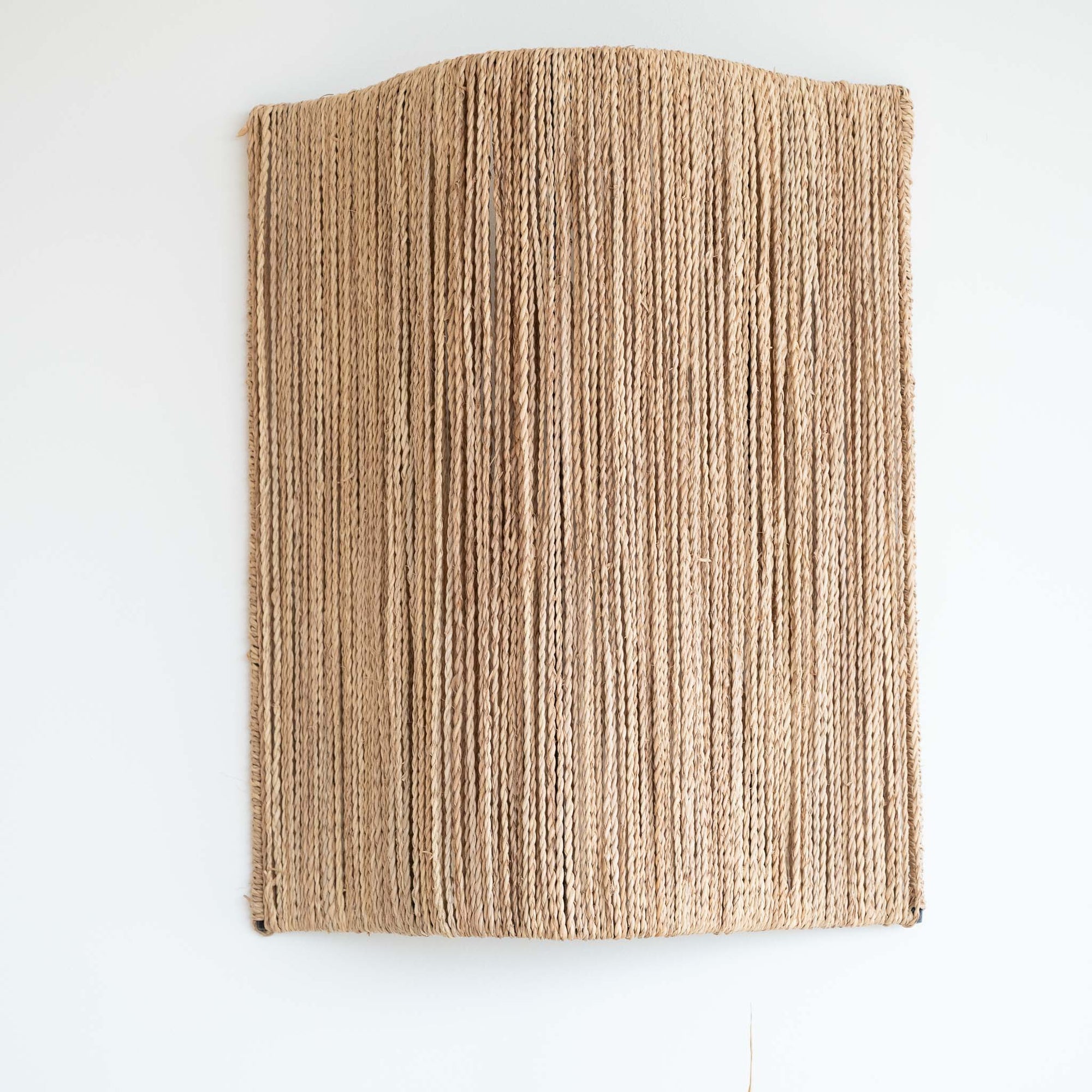 Détail de l’applique murale tressée en fibre naturelle, style bohème