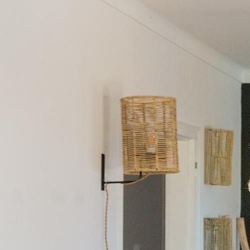 Applique murale ajourée IRIS en corde de palmier tressée à la main. Luminaire artisanal en fibre naturelle pour une décoration bohème et chaleureuse.