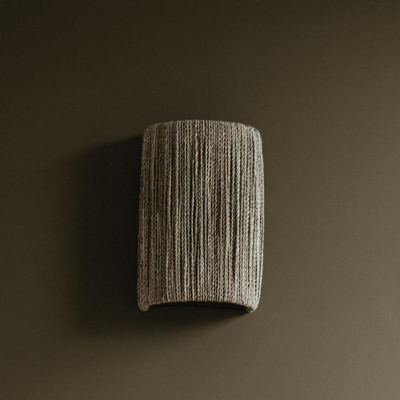 Applique murale KUR tressée en corde de palmier naturelle sur mur vert kaki — création Cosydar